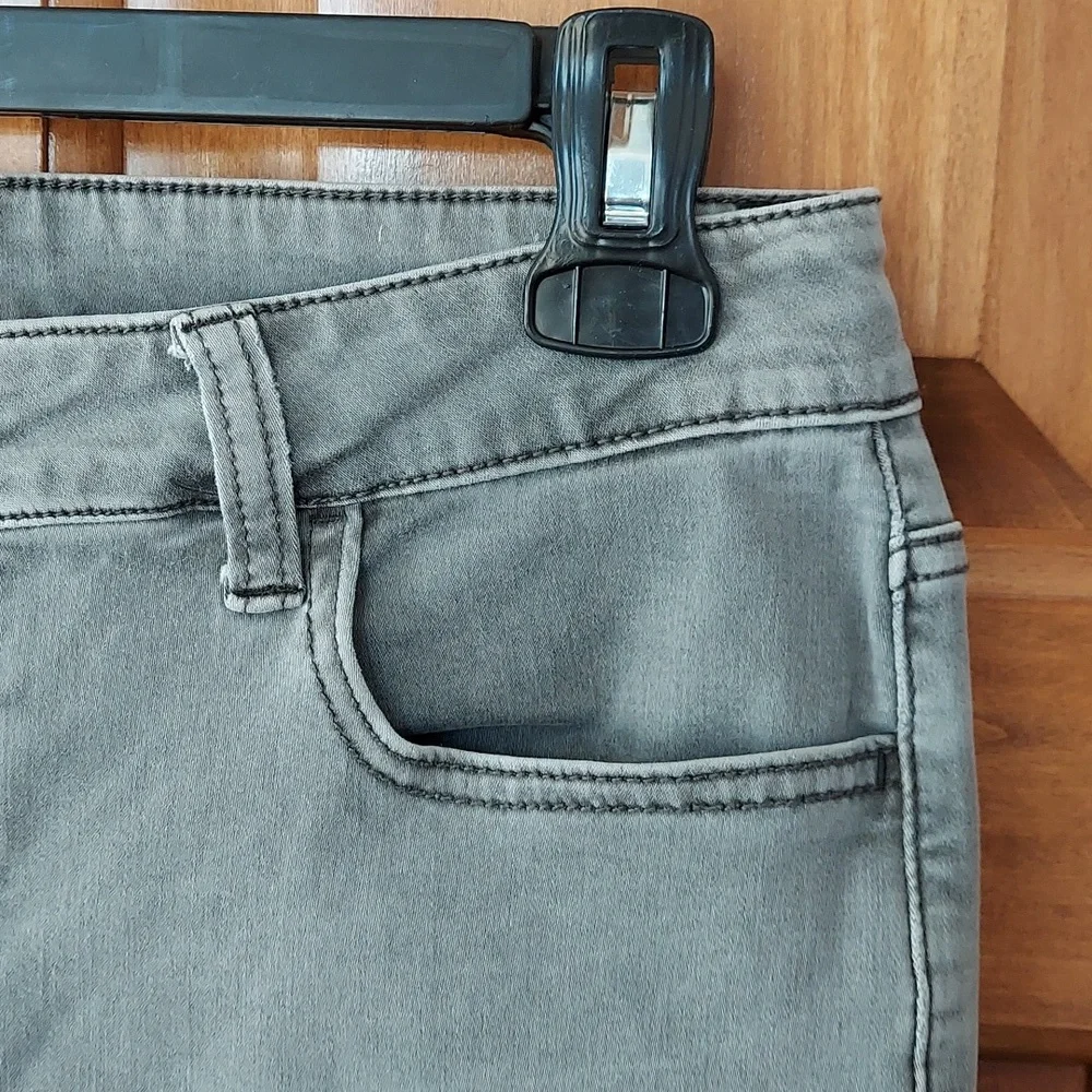 Maurices Skinny Leg Jeggings Stretchy Pants Faded Gray Pockets Size Large 12-14